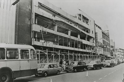863570 Gezicht op de voorgevel van het voormalige warenhuis van Vroom & Dreesmann (Lange Viestraat 5-13) te Utrecht, ...